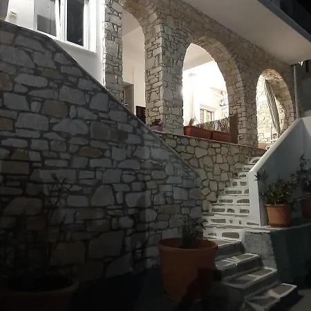 Flora Rooms&apartments Naousa (Paros)